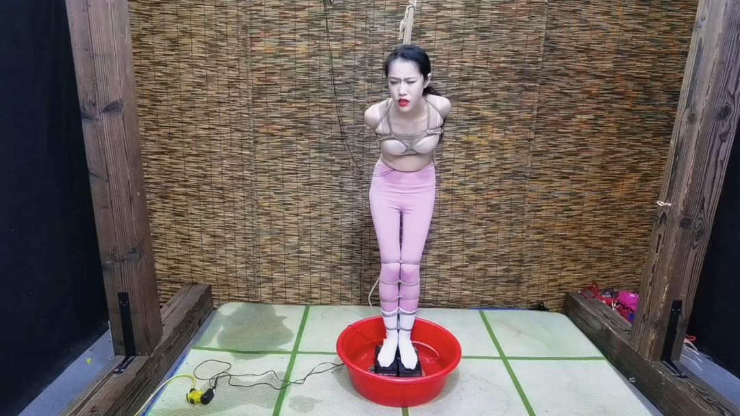 把艺仙儿后手观音紧缚到水盆里,,远程遥控电刑和水刑,最后是什么结果...-2