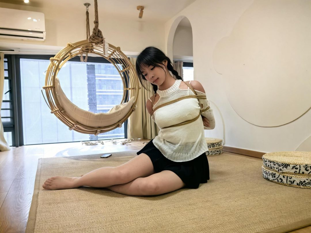 绳艺日常：新认识的小娜妹妹，初次体验被绑，挣扎到崩溃-1