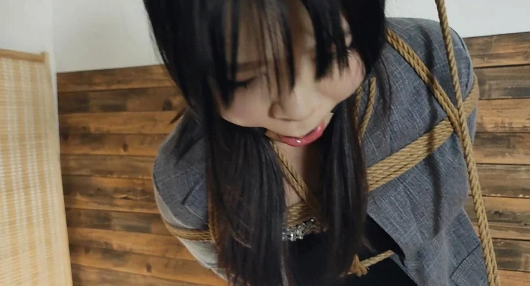 小苏反绑吊缚腿缚口球流很多口水罚站-9
