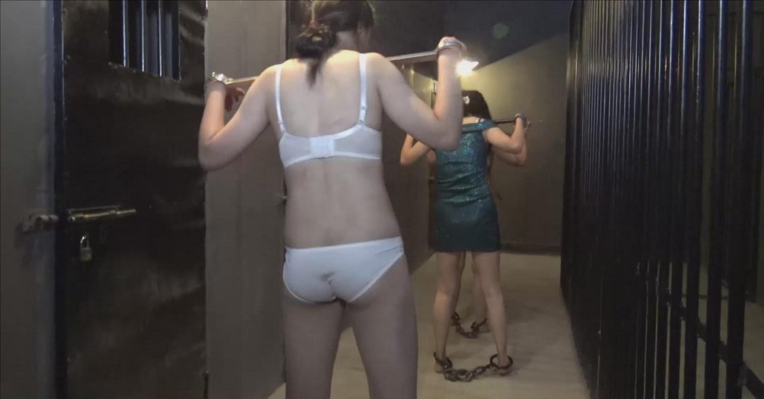 《三女M禁锢》下集 三女M戴着颈手枷镣铐在地牢里，被强制着游行-5