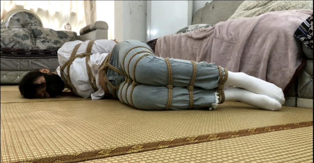 【佳怡】微剧情 白袜牛仔裤 上门踢馆找错门 将错就错解缚挑战大失败 惩罚得满地打滚-4