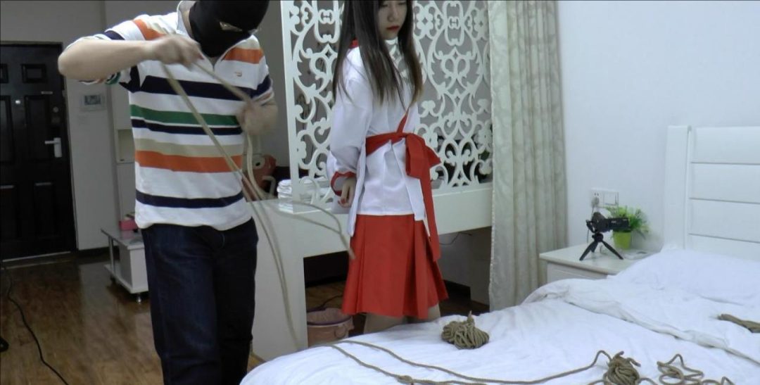 束手就擒 无奈顺从【T恤牛仔裤&日式睡衣】大长腿，肤白貌美，捆绑，堵嘴-16