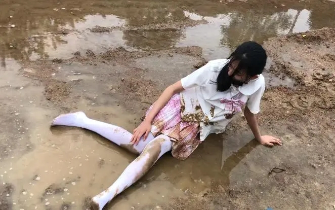 粉色jk白丝工地旁玩泥玩水-6