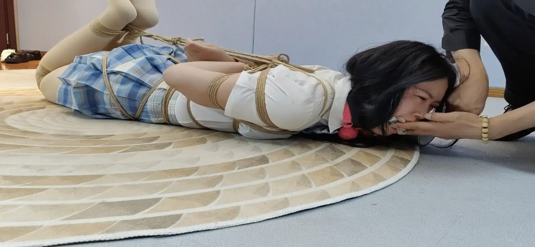 《孟芳海老缚和驷马紧缚放置访谈》两款大号口球和丝袜堵嘴，放置崩溃-4
