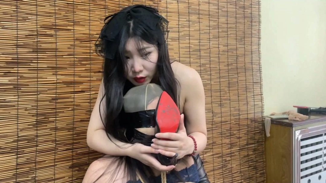 【云雀定拍】《遗产风波 下》继女调母手段再度升级，丝袜内裤套头叠加高跟捂脸，熟女董事长最终闷绝崩溃-8