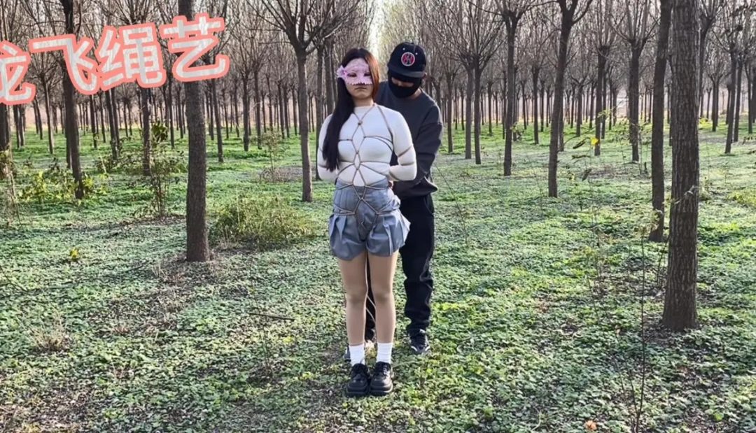 小仙女体验小树林捆绑 强力揉胸+口球 调教-4