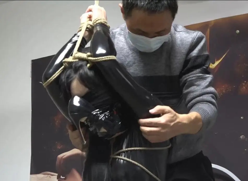【逍遥定拍】吴晗上门推销丝袜被主人迷晕捆绑TK-4