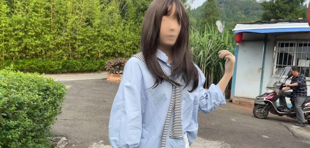 逛动物园因为视线模糊被狮子吓一跳，逗得旁边大姐哈哈大笑，还全包去商店买了汽水-3