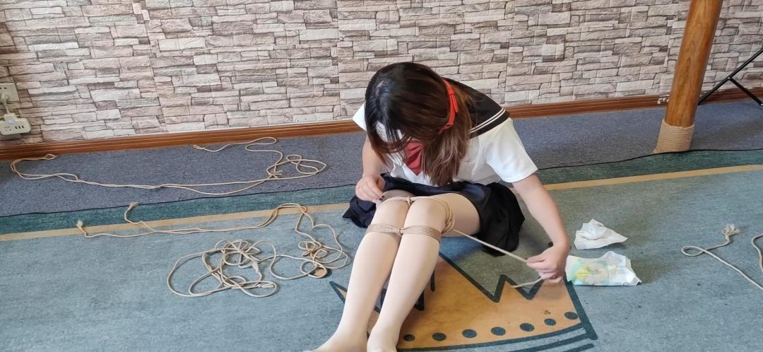 大学生妮妮试镜，大号口球堵嘴《后手观音和直臂并腿海老缚放置》绑得只能扭动完全动不了，大号口球把小嘴塞满撑到极限，受不了，只能挣吟叫解开-11