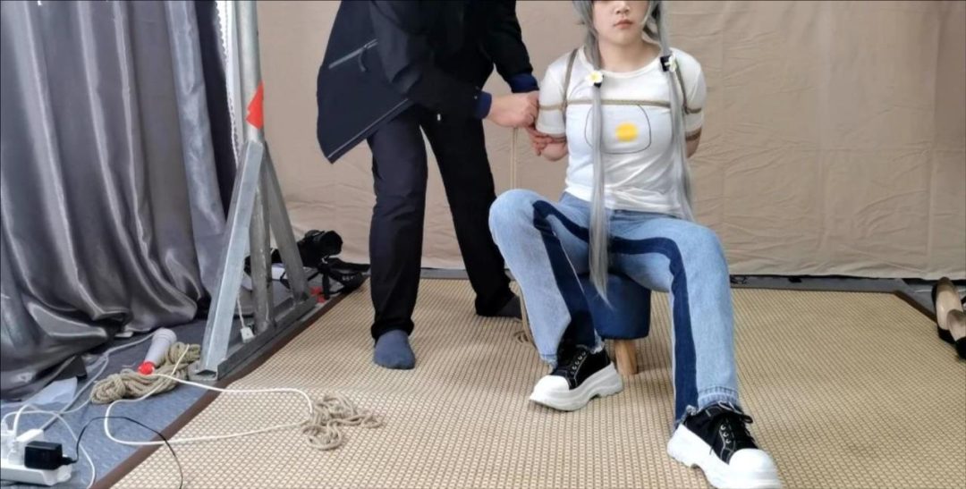 大号口球、牛仔裤、白袜后观音、股绳驷马，初TK，微胖女生很敏感，挣扎的很卖力-1