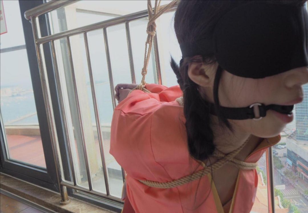 落地窗和服后手直臂跪吊缚-3