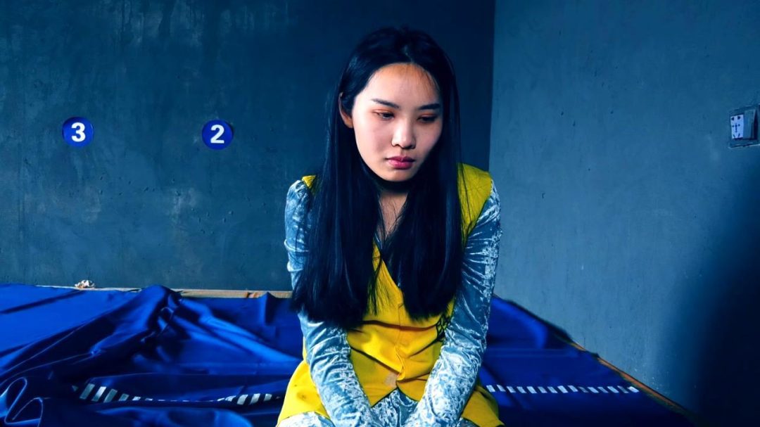 四集 法治新片《女魔头的末日 》 第三集 两个女魔头被判处死刑砸上死镣-5