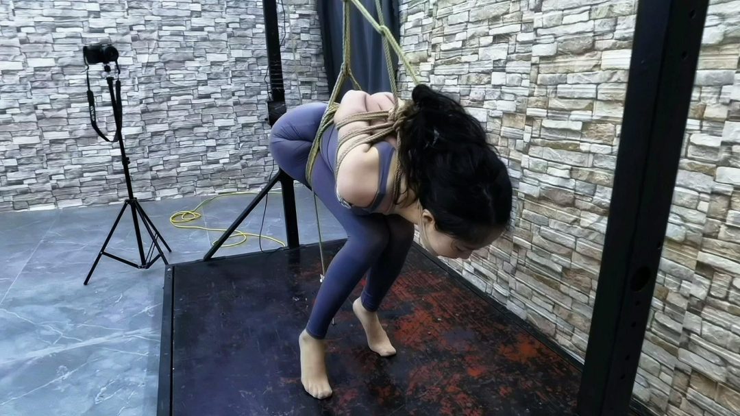 艺仙儿超高难度后手观音吊缚,后面在配置一个自动股绳拉扯机,竟能把她折磨的-6