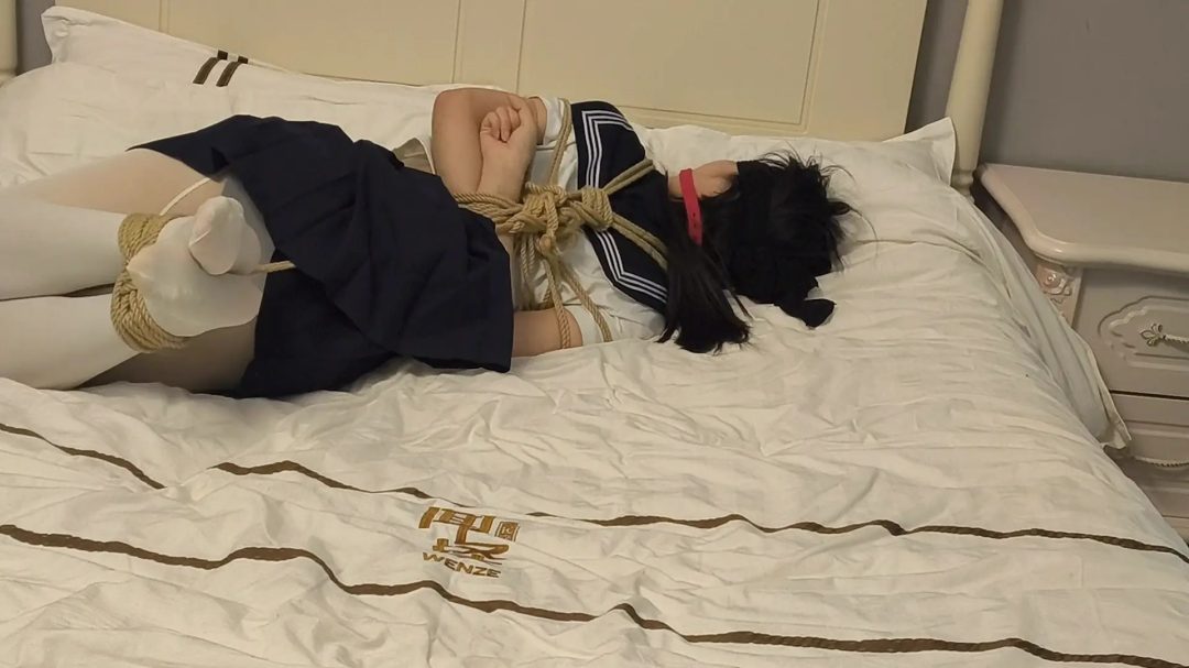 水手服居家少女被入室劫匪绑架囚禁 白色丝袜 驷马海老缚-3
