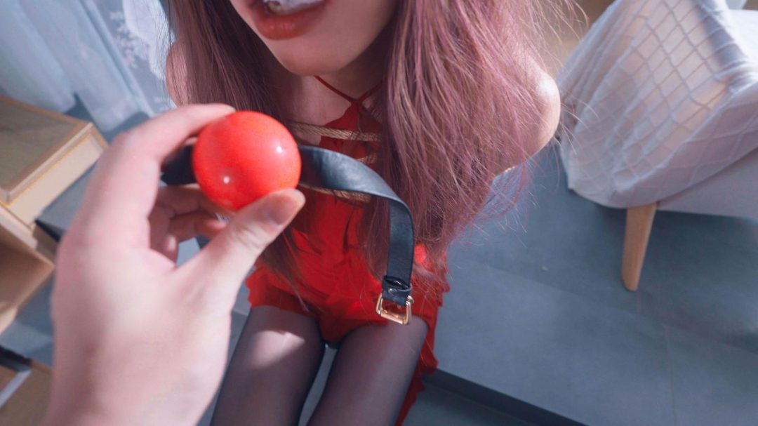 《腿精M赶飞机当天舍不得走，最后绑一次蹂躏！》黑丝红裙cd，香艳得很，超大红口球堵嘴，脚踩羞辱！跪趴，娇臀高高翘起，驷马+棒子后面顶！爽得呜呜娇叫…-5