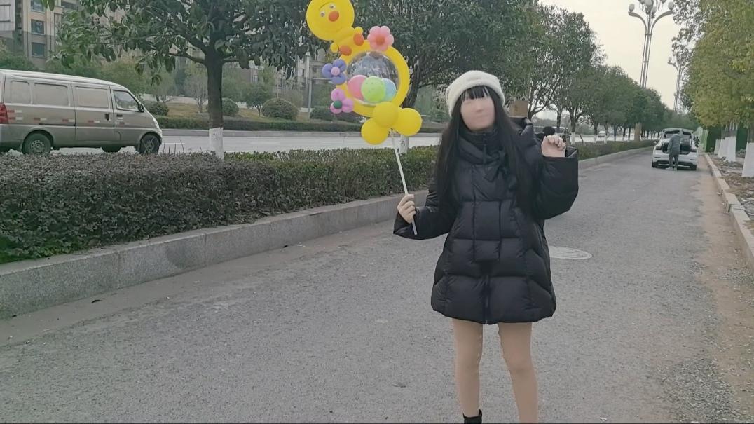 社交悍匪小晓腿部穿入ZENTAI跳广场舞 商店购物 买气球 可能确实是我胆儿小…她冲下车去跳舞那一刻我人都麻了-7