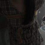 被绑在门边的挂件叶子与挂件