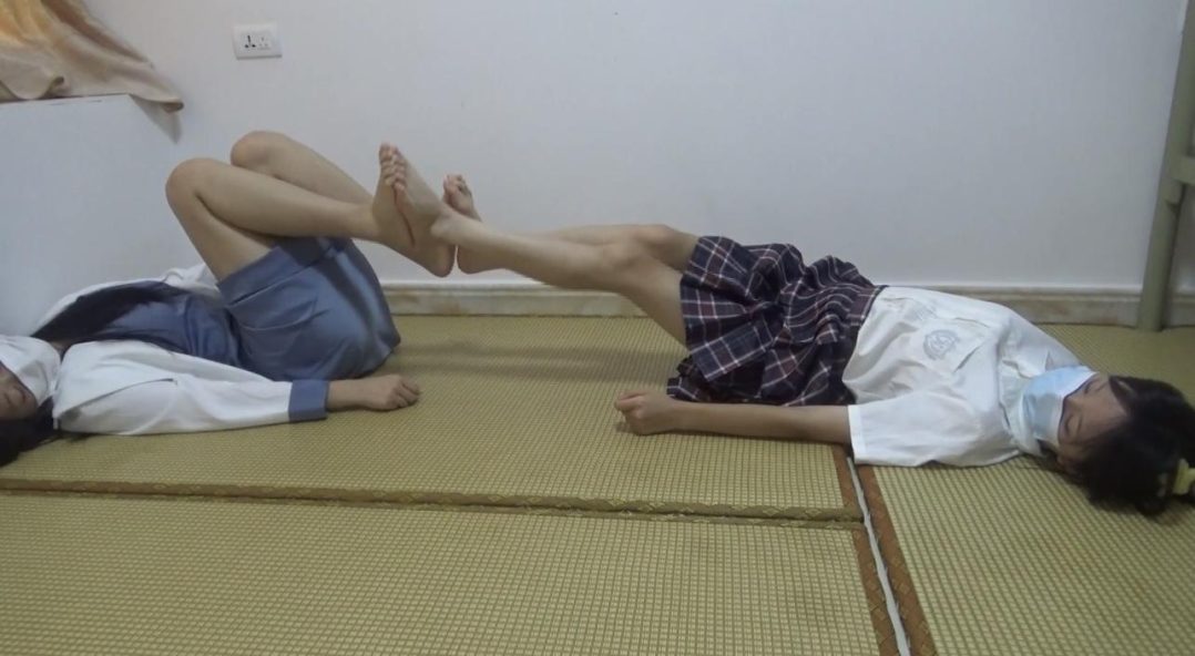 【佳怡】【琳媚】定拍 吊带裙性感女人和jk白丝妹妹双脚踩脚 无论怎么拉扯了jio都分不开-3