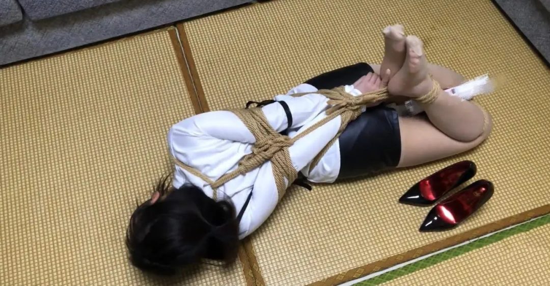 【佳怡】收腰白衬衫短皮裤 肉丝高跟鞋 超紧直臂驷马 鞭打-1