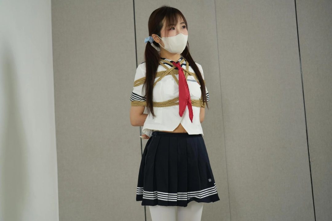 【灰太郎的羊】 甜妹【希希】挑战游戏意外成就摇臀舞，失败惩罚单腿吊缚+驷马TK+跪缚挠脚心-1