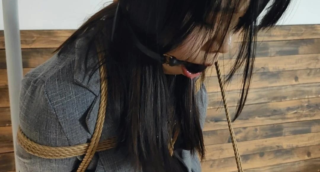 小苏反绑吊缚腿缚口球流很多口水罚站-5