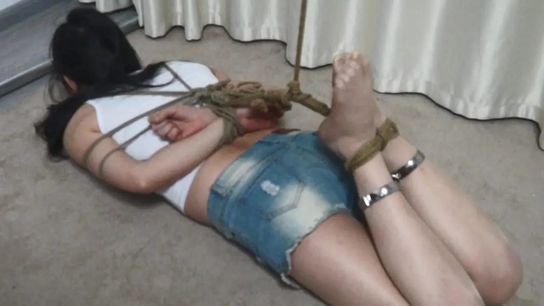 在家玩镣铐的美女碰到入室的笨贼-1
