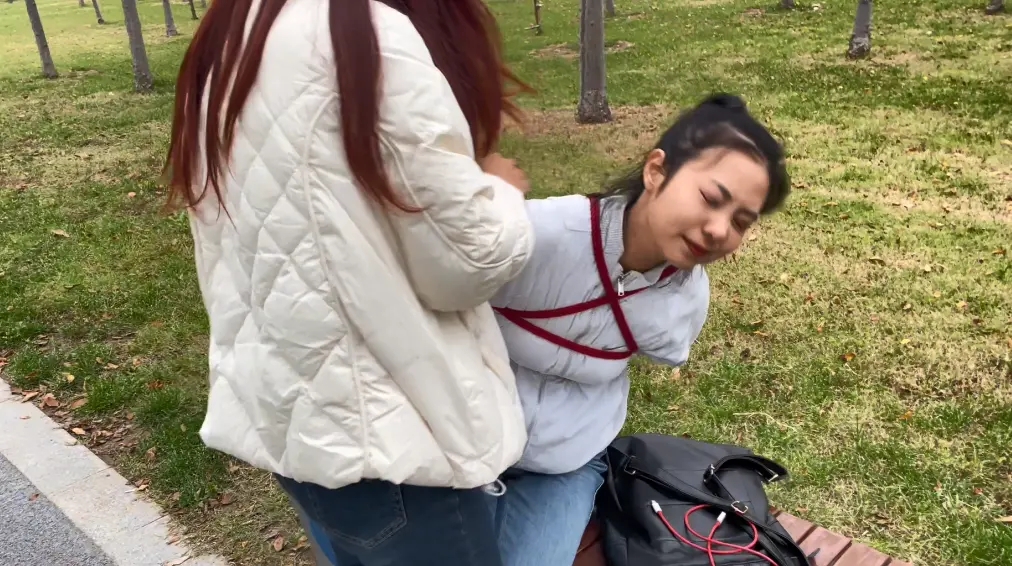 公园直播 捆绑 让被绑者丢人现眼 路人异样的眼光观看心理激动刺激-4