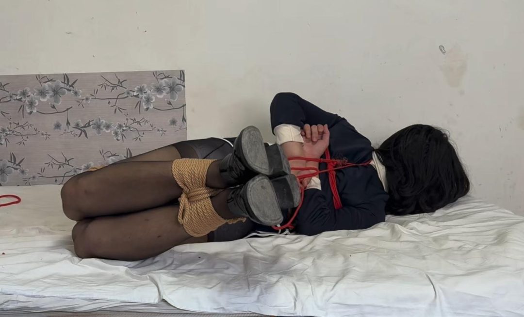 不可能脱出的伪娘收紧环超紧绷驷马自缚，口塞刚脱的肉丝袜，小刀差点掉到缝里5555-6