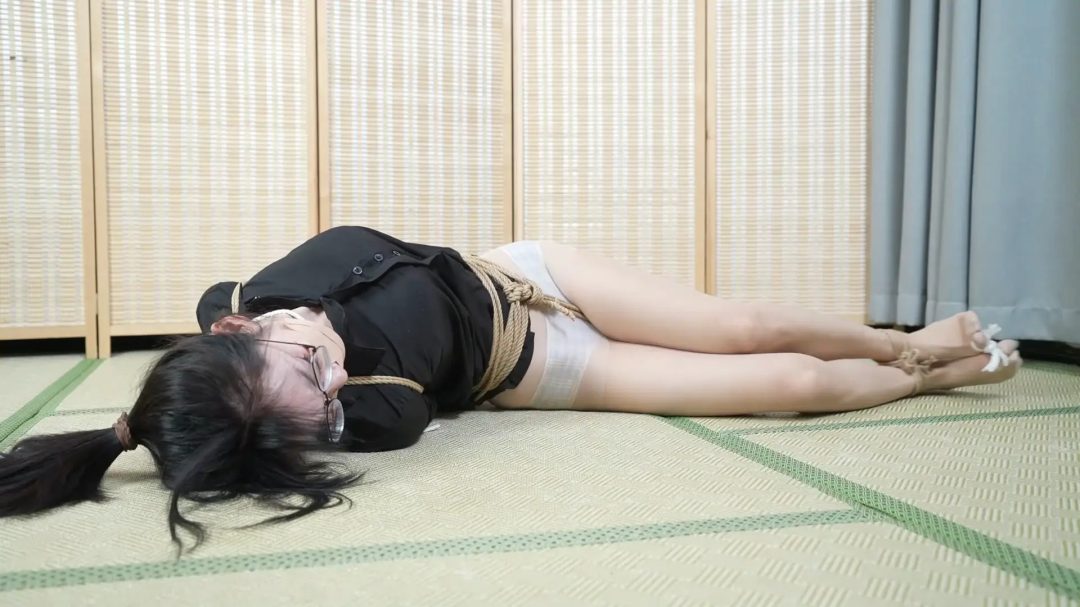 【嗷嗷】眼镜女秘书黑色长袖衬衣欧式直臂捆绑（上）-2