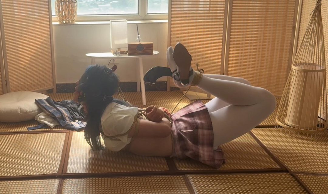 【柚里】南娘柚里面试绳艺公司，被要求换超短裙jk自缚，柚里因为放心就打了死结但hr突然离开让柚里独自无限期挣扎解脱…柚里能否脱出呢～-1