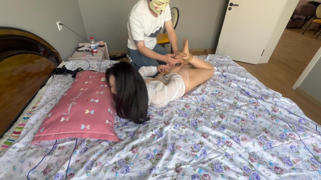 驷马捆绑+腋下挠痒+梳子脚心挠痒+鞭打-2