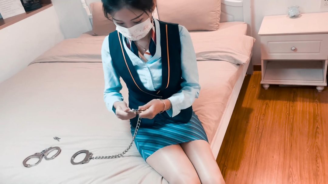 空姐私下玩手铐，不料被劫！口球塞嘴镣铐束缚，还被丝袜全包！皮革束缚！！-1