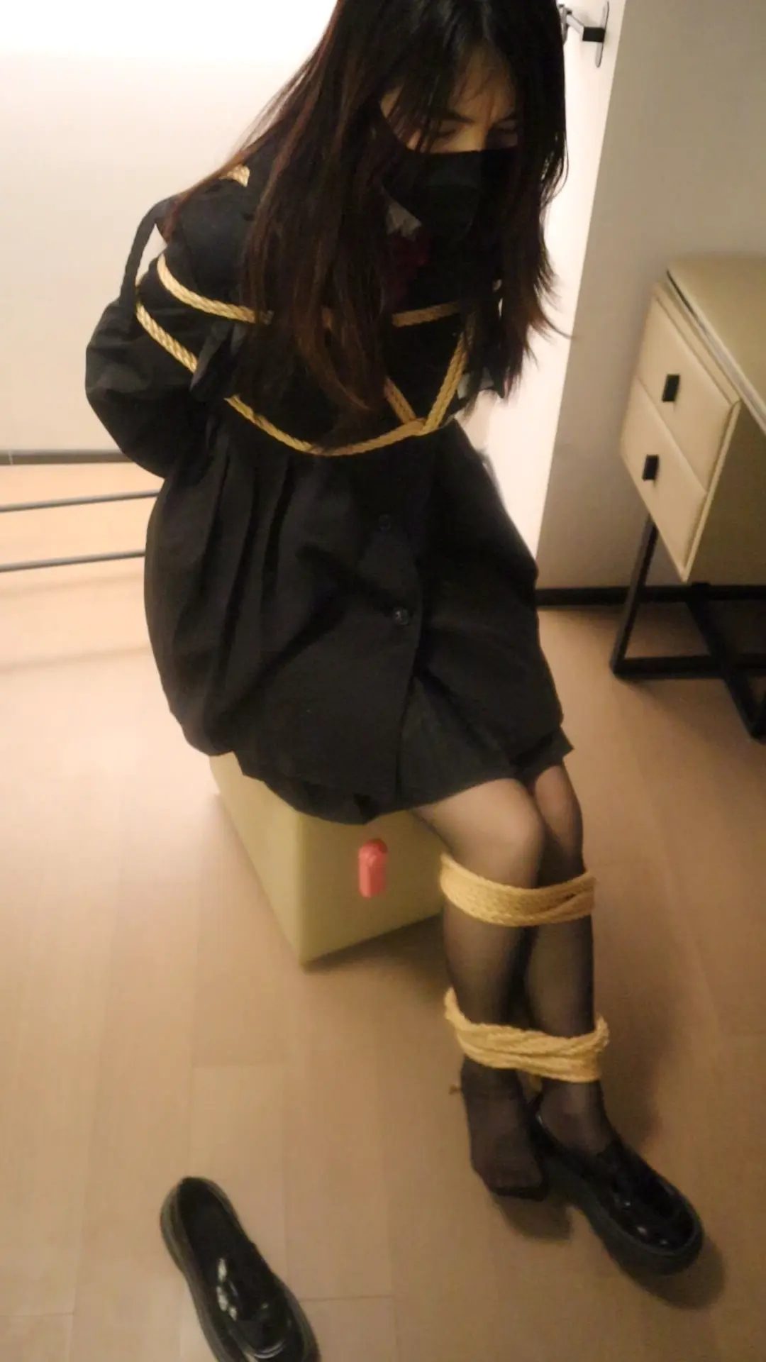 我本来对着镜子自拍呢，忽然困了就趴桌子上睡着了，再一醒来就被绑住了！（鱼果儿我本来是个高冷的学姐才对，被绑上后直接秒变成憨憨了QwQ）-2