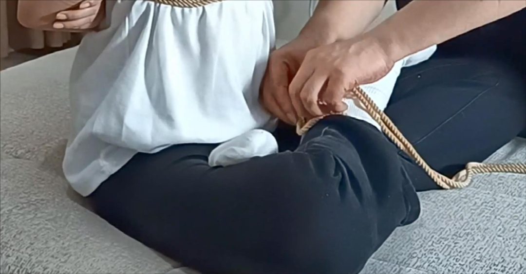文静，半袖校服眼镜学姐的桃符之虐第一季，羞羞的捆绑姿势和挠痒游戏，白袜小脚挺好玩，只是银铃般的笑声有点扰民-2