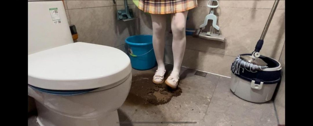 白丝jk妹子踩粘稠物体，浴室玩泥土巧克力-8