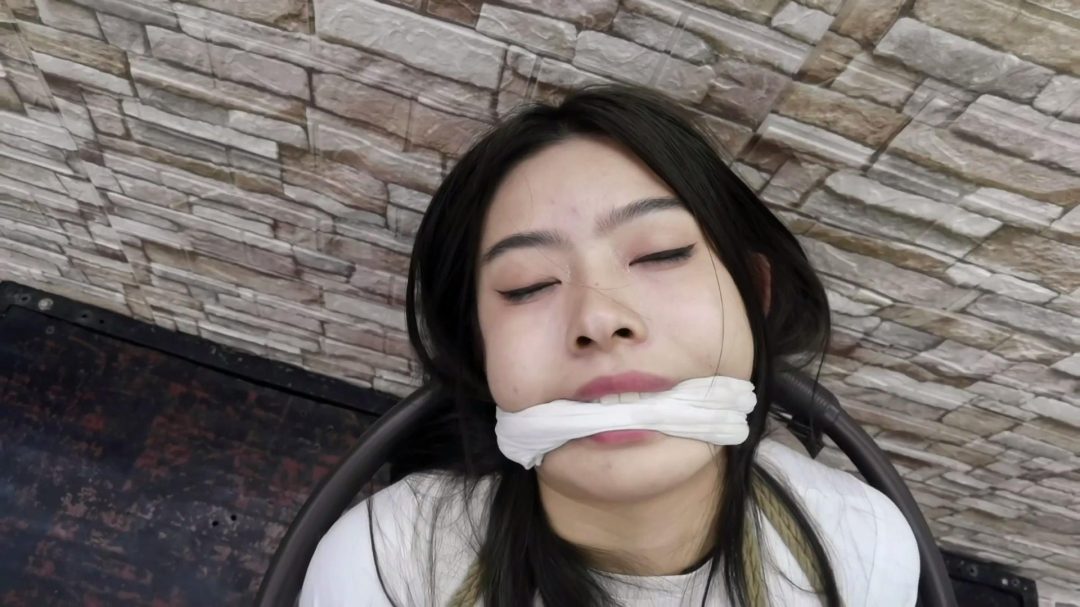 定拍转公映:放高利贷老板希希去讨债被变态狂人同毛巾把其蒙晕绑起来玩弄折磨..-7