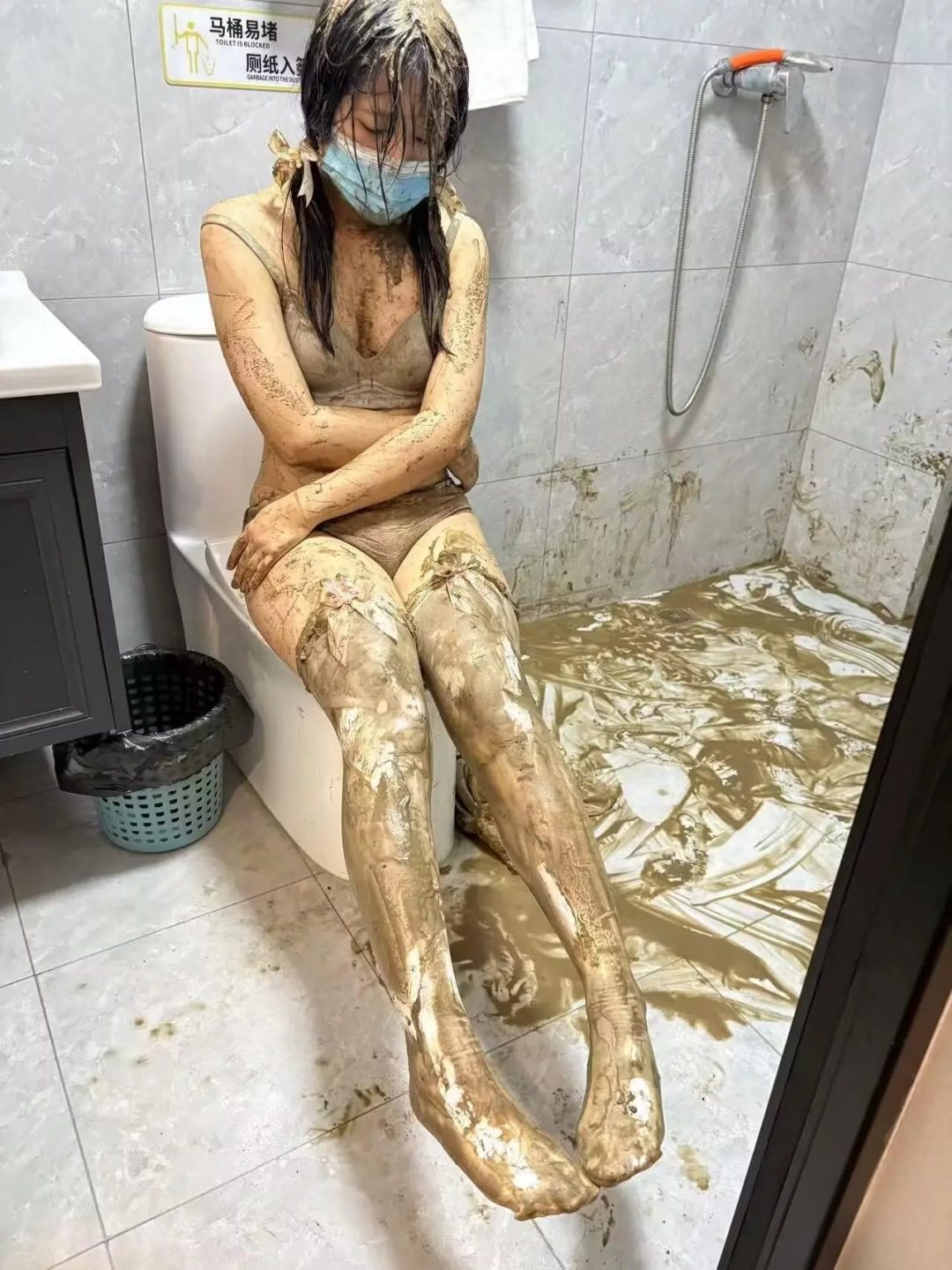 lo裙白丝萌妹子浴室脏乱不堪-1