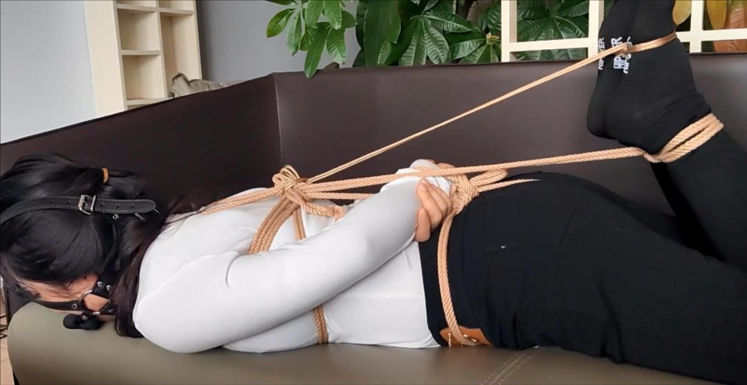 勤劳主妇汐汐白衫磨牙棒口枷游戏第二季，脱靴勒脚掌驷马玩弄，共同探究她的裤子到底是啥时候弄湿的-8