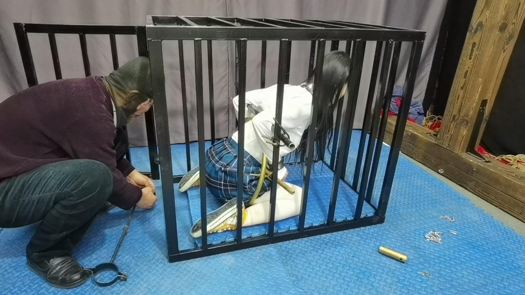 把月仙儿禁锢在特制的狗笼里,经过六道程续G栓在牢牢地紧固上去,最终经不住折磨骚水狂喷......-4