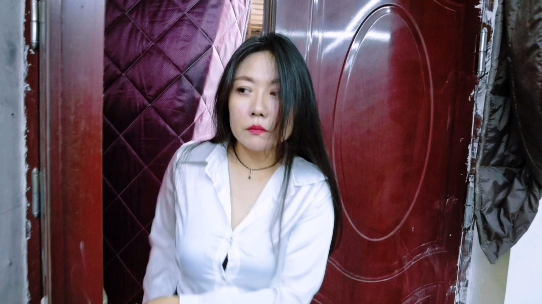 误入房间的女人惨遭无情折磨,电动股绳机威力太大了,一会将她折磨地晕死过去.....-1