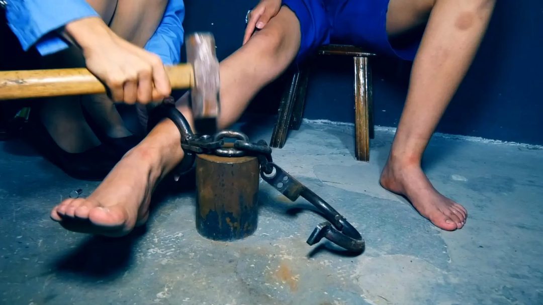 《毒之悔以》下集 李梦媛被判死刑钉死镣验明正身押赴刑场执行绞刑-2