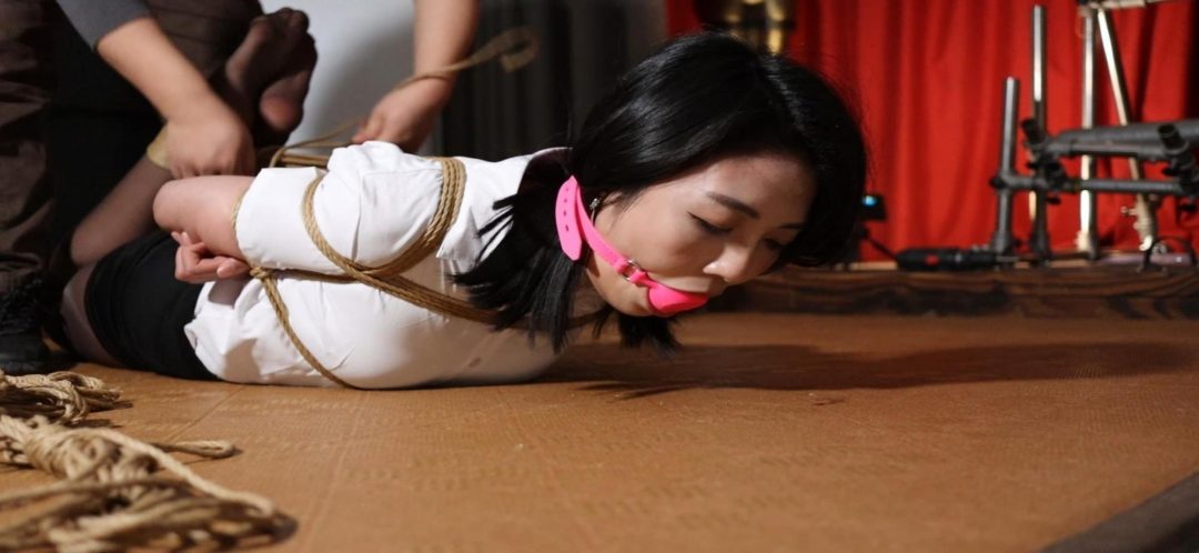 小白大号口球《极限驷马放置》尝试了5CM和欧美尺寸5.5CM超大口球，只能任凭口水流，放置奔溃-4