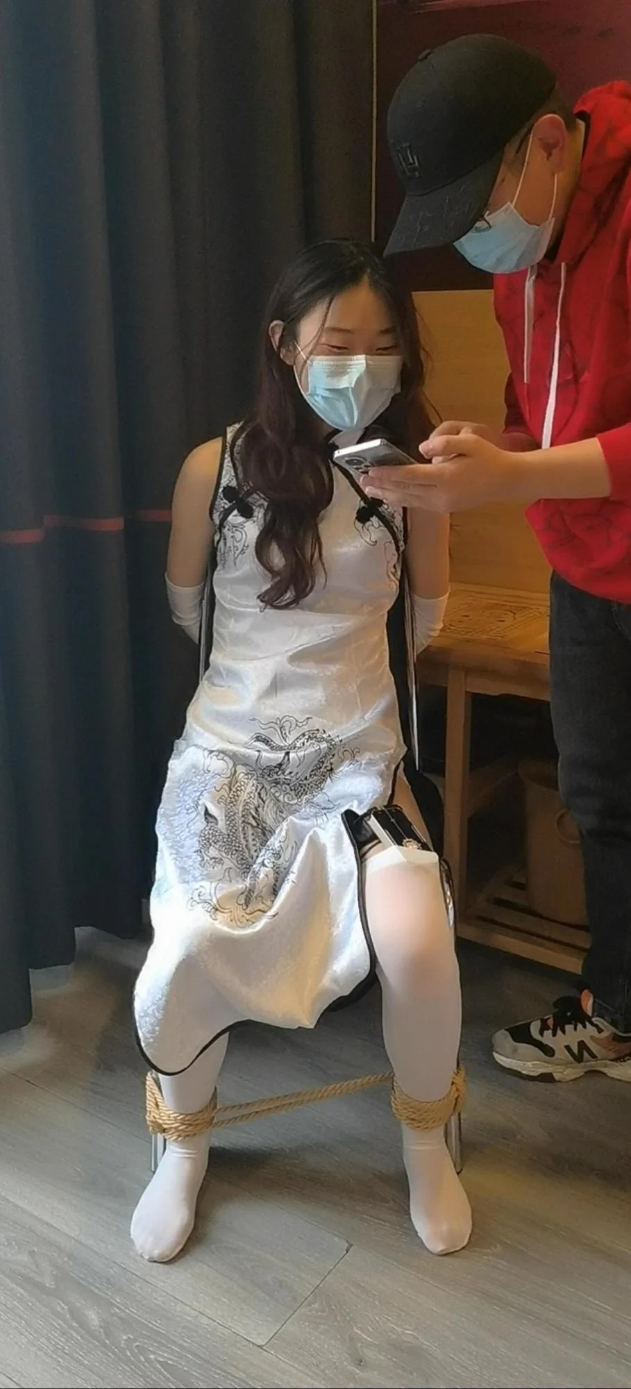 琳斓白丝旗袍电击体验-3
