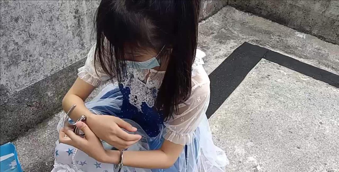 【琳媚】LOLI白丝天台镣铐 重铐手铐的束缚 妹子走出沉重的步伐露出狰狞的表情-3