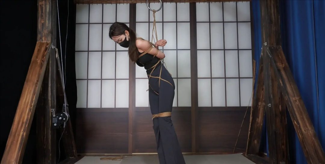 【试炼工作室】性感的瑜伽女孩裤里丝被迷晕紧缚蹂躏悬吊双脚离地-3