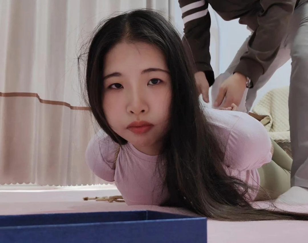 大一学生晓霞初次体验瑜伽裤白袜五花捆绑驷马紧缚疼痛口球放置口水-5