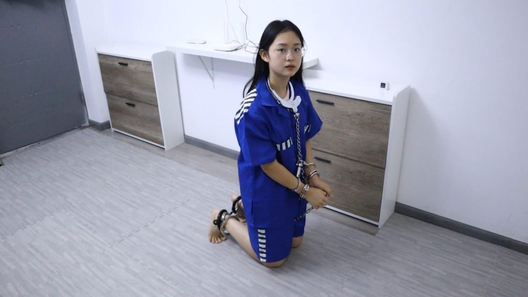 女犯果果出狱后 再次被捕 审讯审判处决 挠脚挠全身TK 手铐脚铐脚趾铐-11