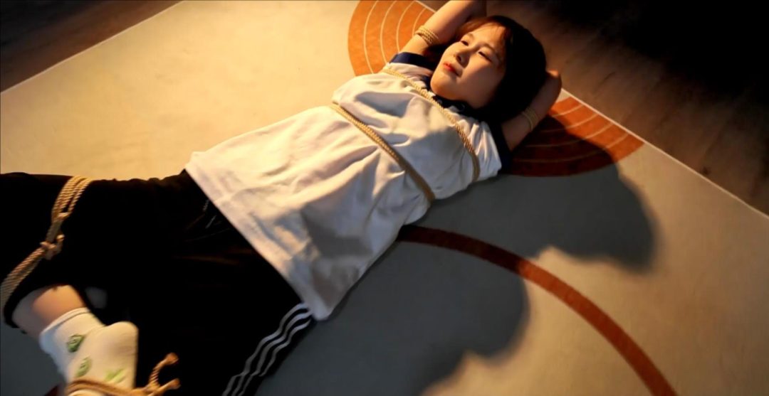 勇敢的假期工佳乐，少女、瑜伽与绳之反手、莲花盘缚，痛与痒的另类游戏-5