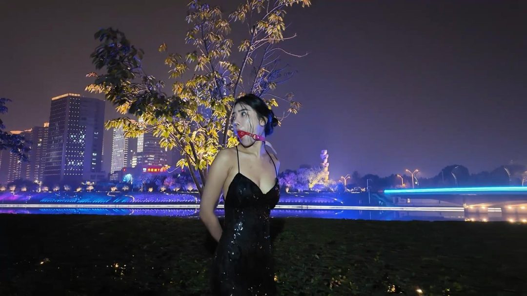 一绳所爱定拍，杨若琳户外散步，真空礼服，大腿紧缚，脚绑绳拷，扎带捆手，口球口水-9