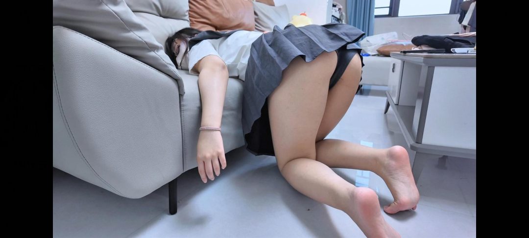 【好梦】定制：少女放学回家遭尾随，强制反复捂晕，脱掉丝袜，各种肆意摆弄身体，最后装进行李箱，高马尾，白丝-1